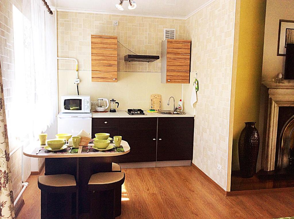 una piccola cucina con tavolo e forno a microonde di Bishkek House Apartment 3 a Bishkek