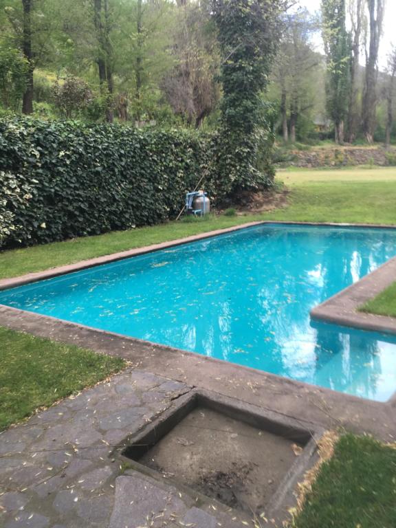 una piscina de agua azul en un patio en Sol Y luna, en Melocotón