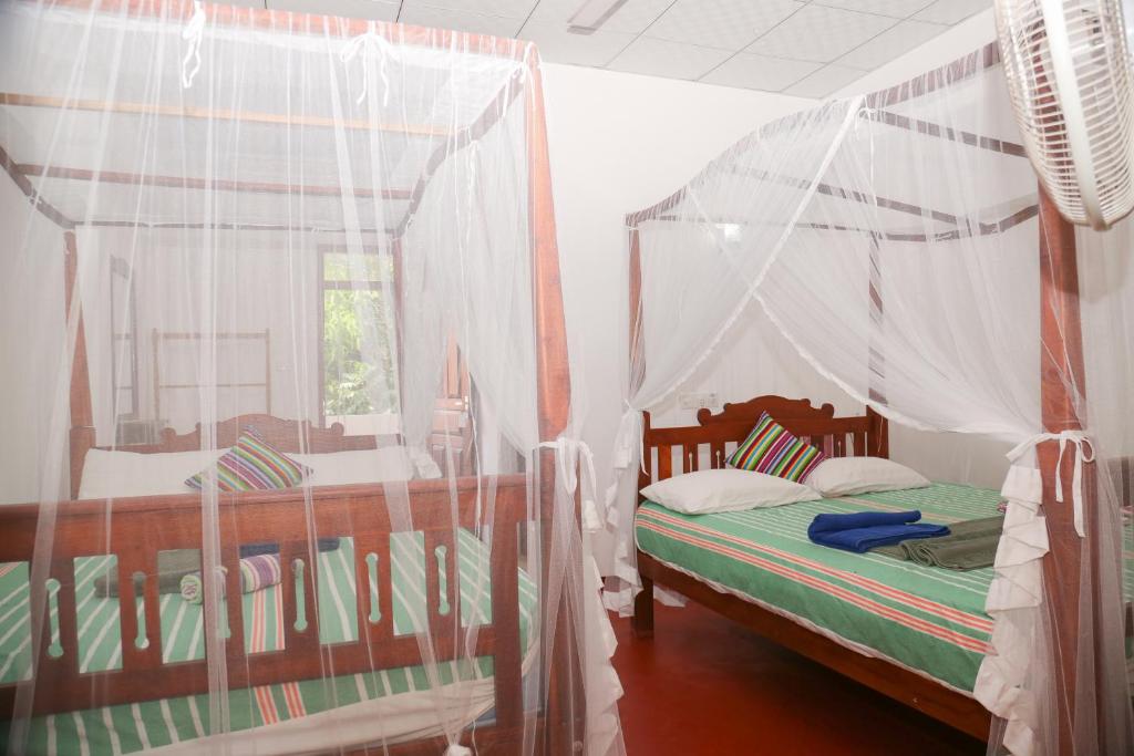 Postel nebo postele na pokoji v ubytování Tithira Guest House