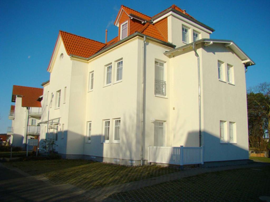 アールベックにあるFerienwohnung Potsdamのオレンジ色の屋根の白い家