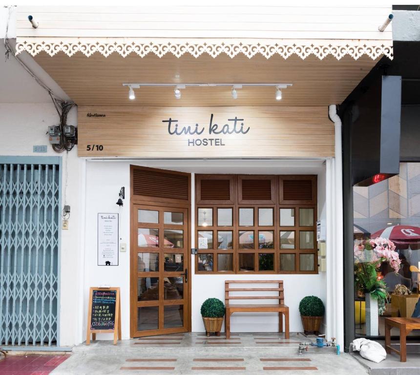 un restaurante con un letrero que lee el propio twerk en Tini Kati Hostel, en Bangkok