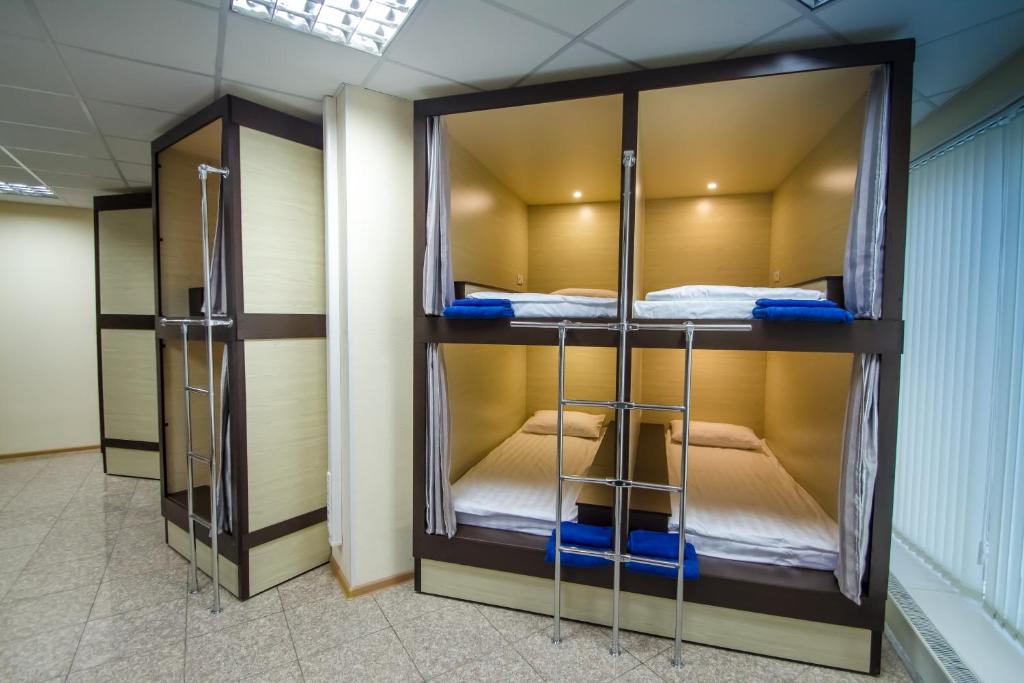 ウラジオストクにあるホステル グルビナの二段ベッド2組が備わる客室です。