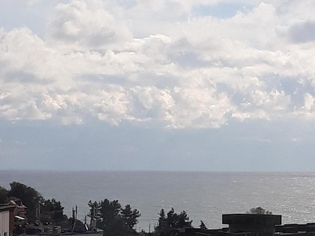 Una vista general del mar o el mar tomado desde el departamento