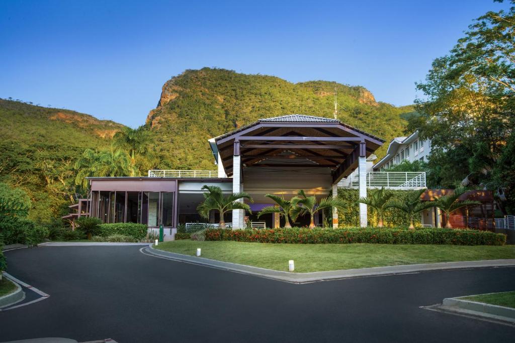 uma representação de um edifício com uma montanha ao fundo em Rio Quente Resorts - Hotel Pousada em Rio Quente