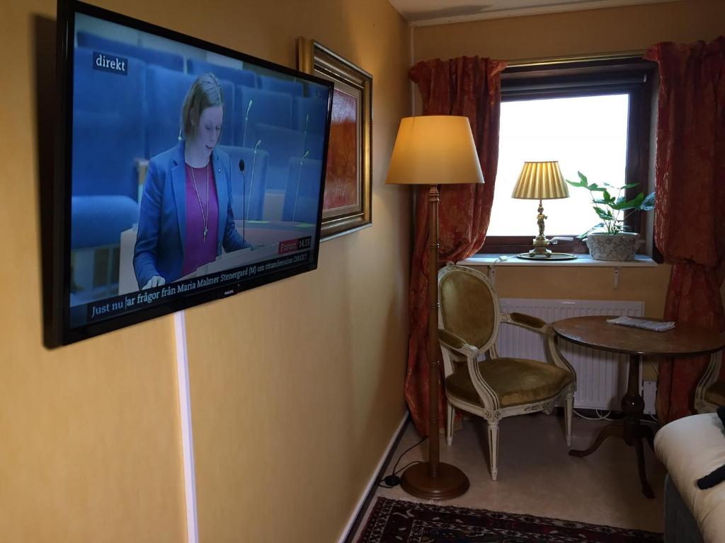 TV a/nebo společenská místnost v ubytování Wiroth B&B Hannasvägen 41, Eget badrum, Aircondition