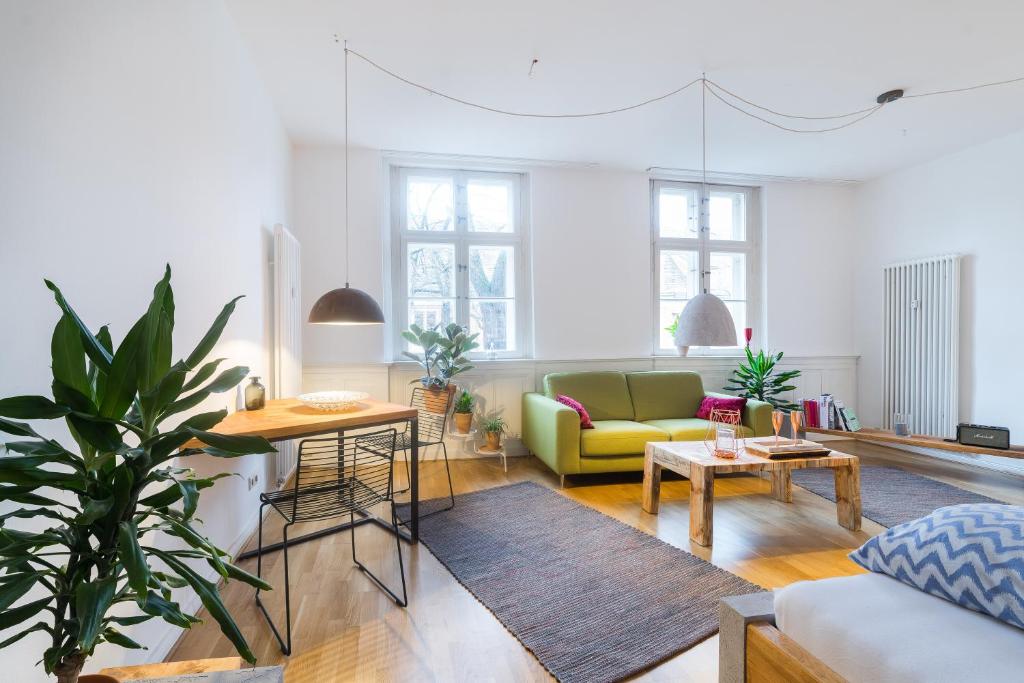 ein Wohnzimmer mit einem Sofa und einem Tisch in der Unterkunft Design Apartments - "Im Holländerviertel" - Benkert 2 in Potsdam