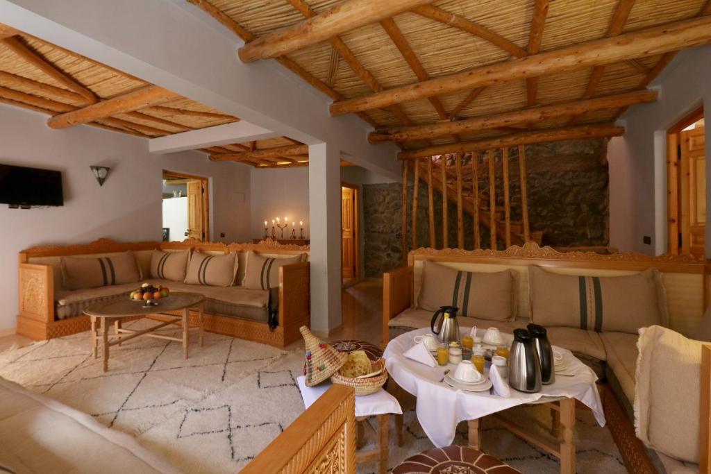 un soggiorno con divano e tavolo di Hiba Lodge a Imlil