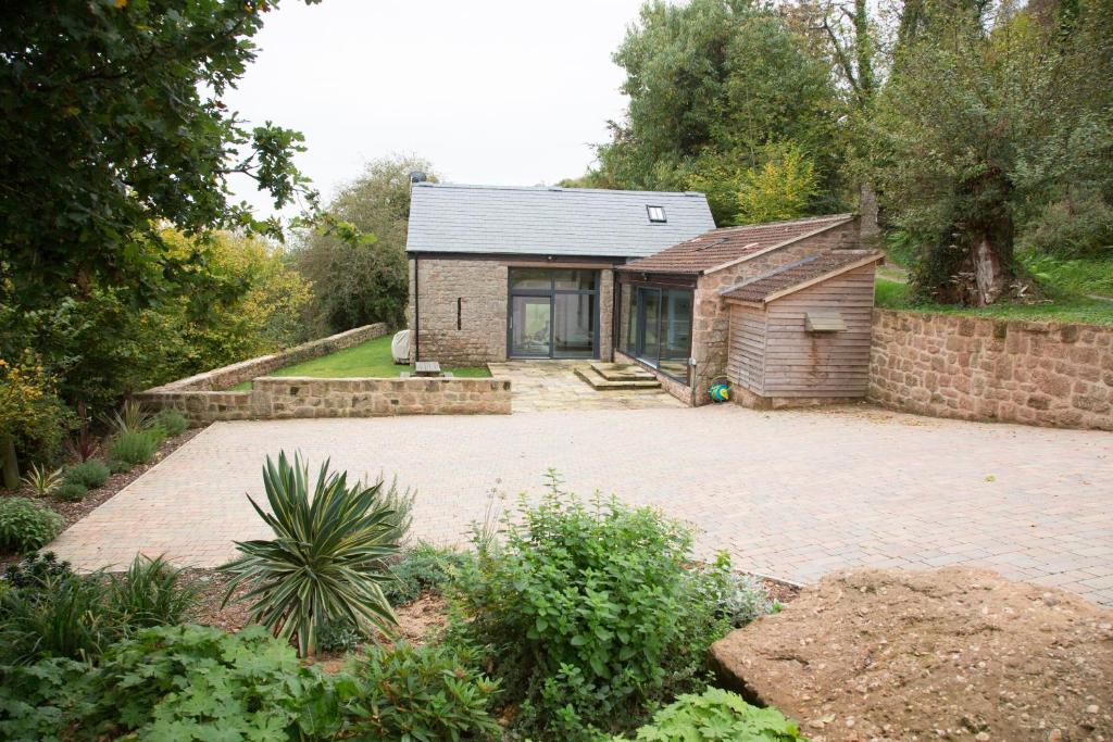 una casa de ladrillo con una entrada delante de ella en High View Barn, en Monmouth