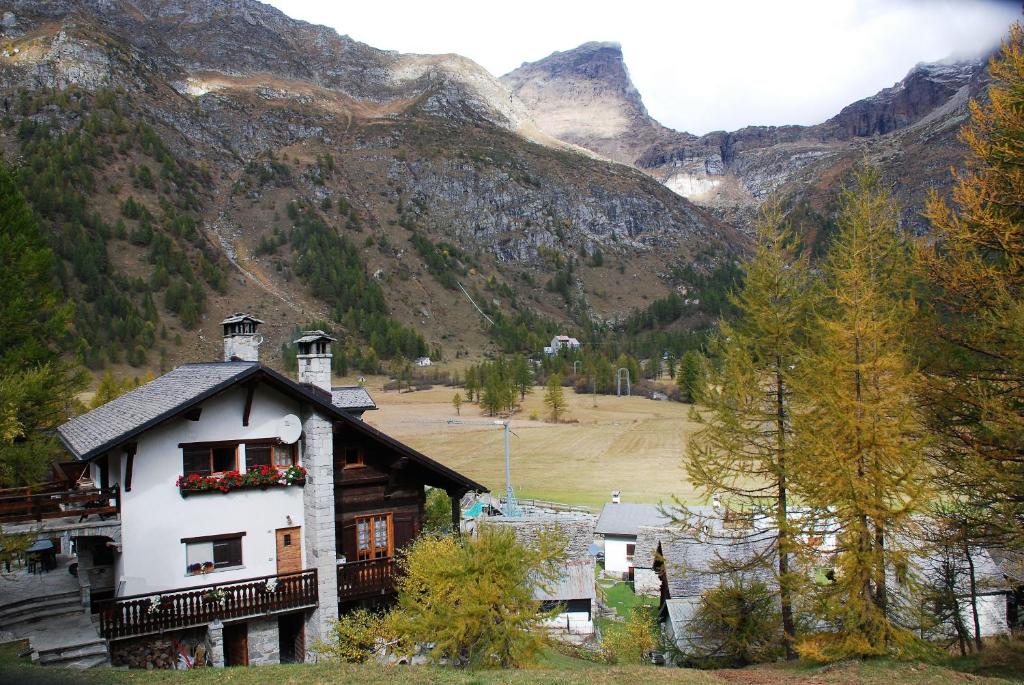 uma casa em frente a uma montanha em Chalet Stella Alpina em Alpe Devero