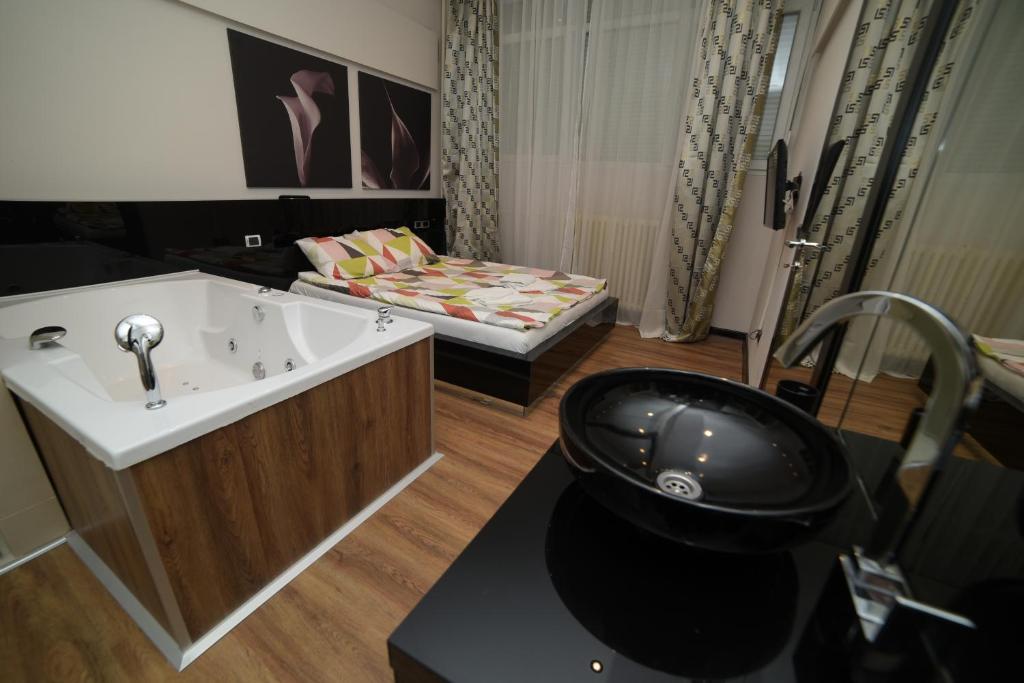 City Place Apartments - One-Bedroom Apartment With Jacuzzi