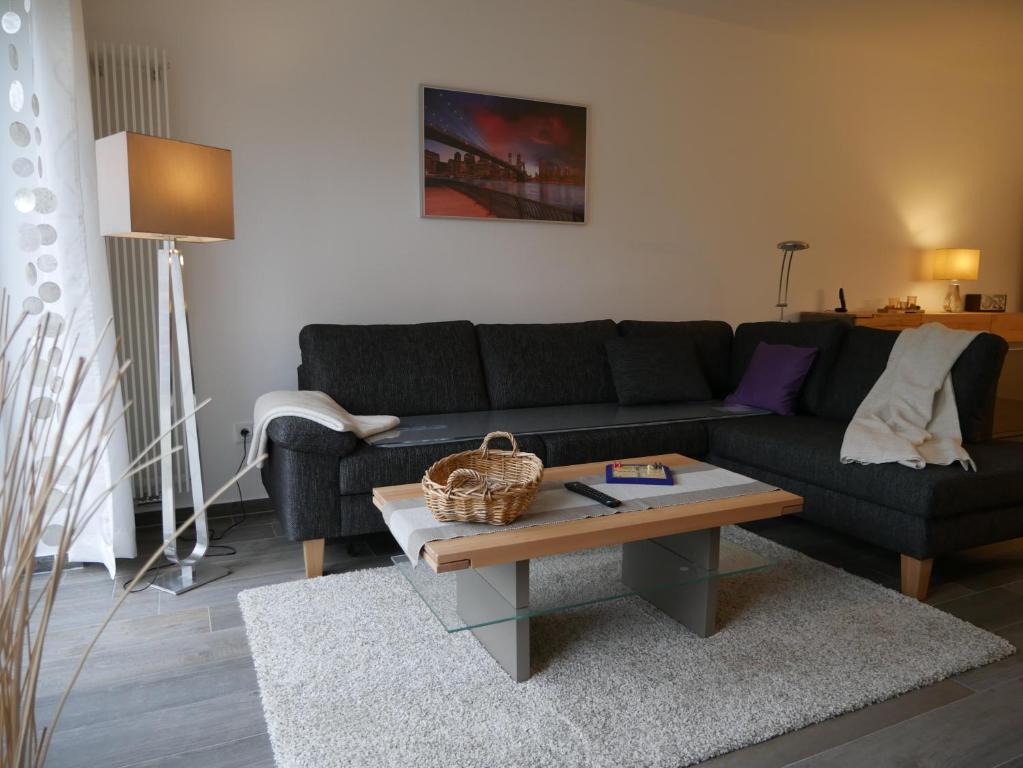 sala de estar con sofá y mesa de centro en Apartment Haltern, en Haltern