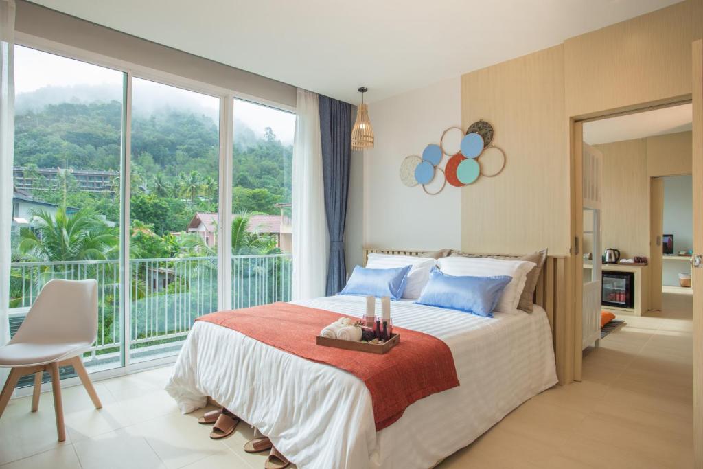 Postel nebo postele na pokoji v ubytování LaRio Hotel Krabi-SHA Extra Plus
