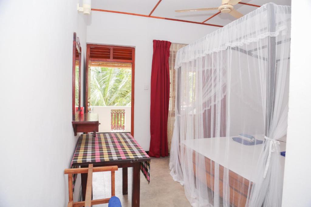 Postel nebo postele na pokoji v ubytování Tithira Guest House