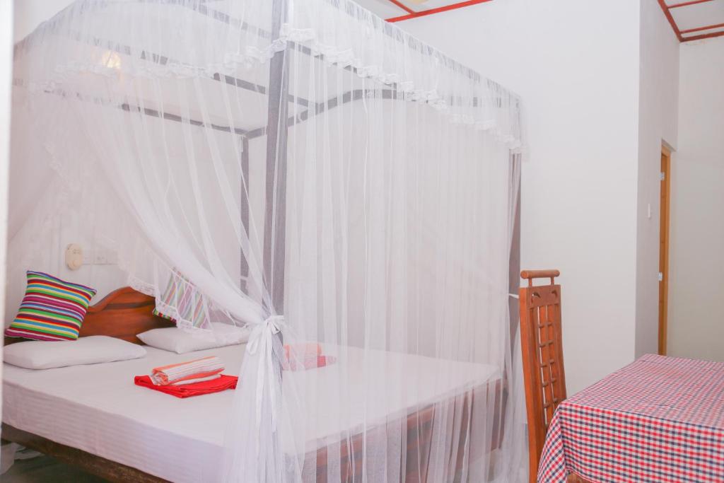 Postel nebo postele na pokoji v ubytování Tithira Guest House