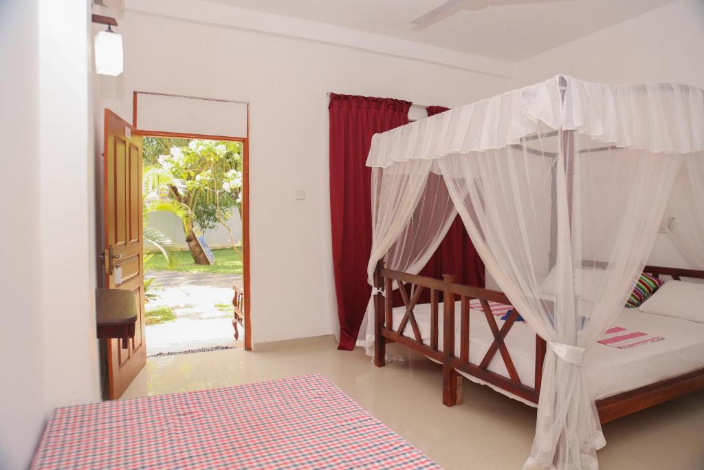 Postel nebo postele na pokoji v ubytování Tithira Guest House