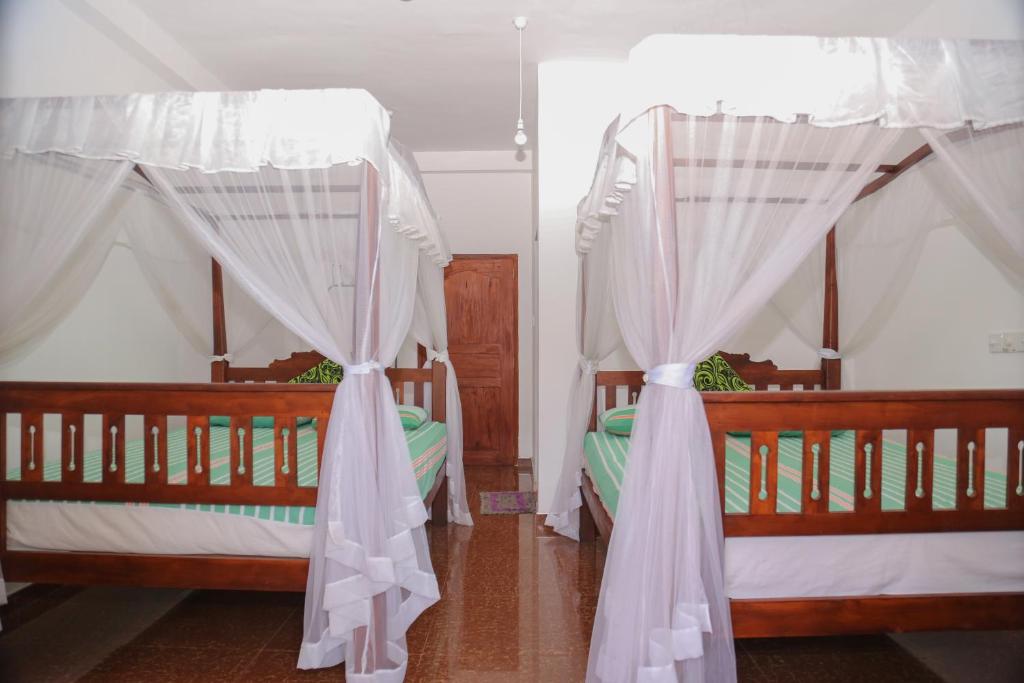 Postel nebo postele na pokoji v ubytování Tithira Guest House