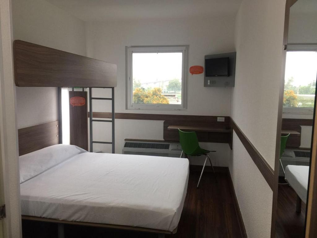 Postel nebo postele na pokoji v ubytování Hotel Hi! Queretaro