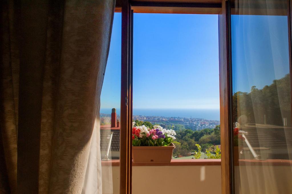 サレルノにあるVilla Mareluna - Sea view and gardenの窓枠花瓶