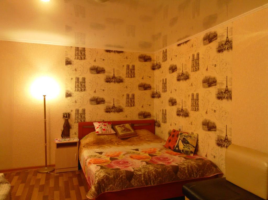 トムスクにあるKvartira v zentre g. Tomskaのベッドルーム1室(ベッド1台付)が備わります。