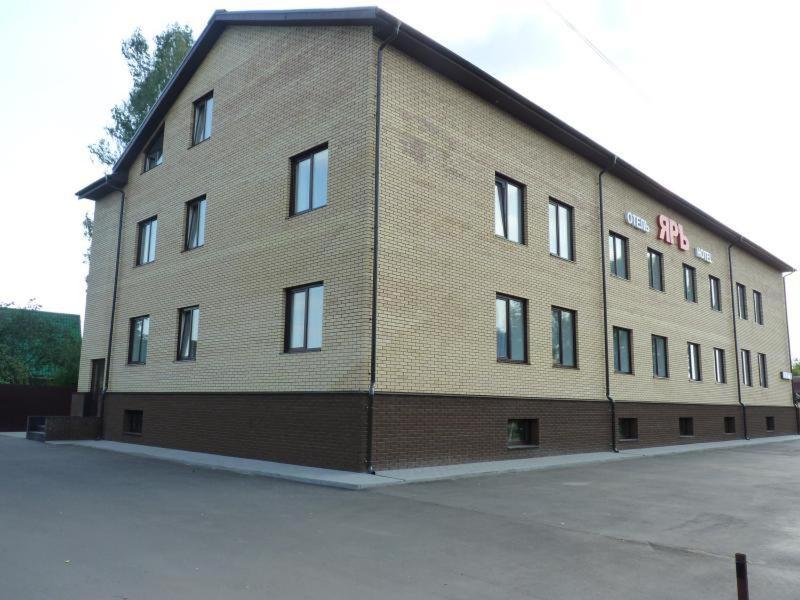 un gran edificio de ladrillo con muchas ventanas en Yar Hotel, en Yaroslavl