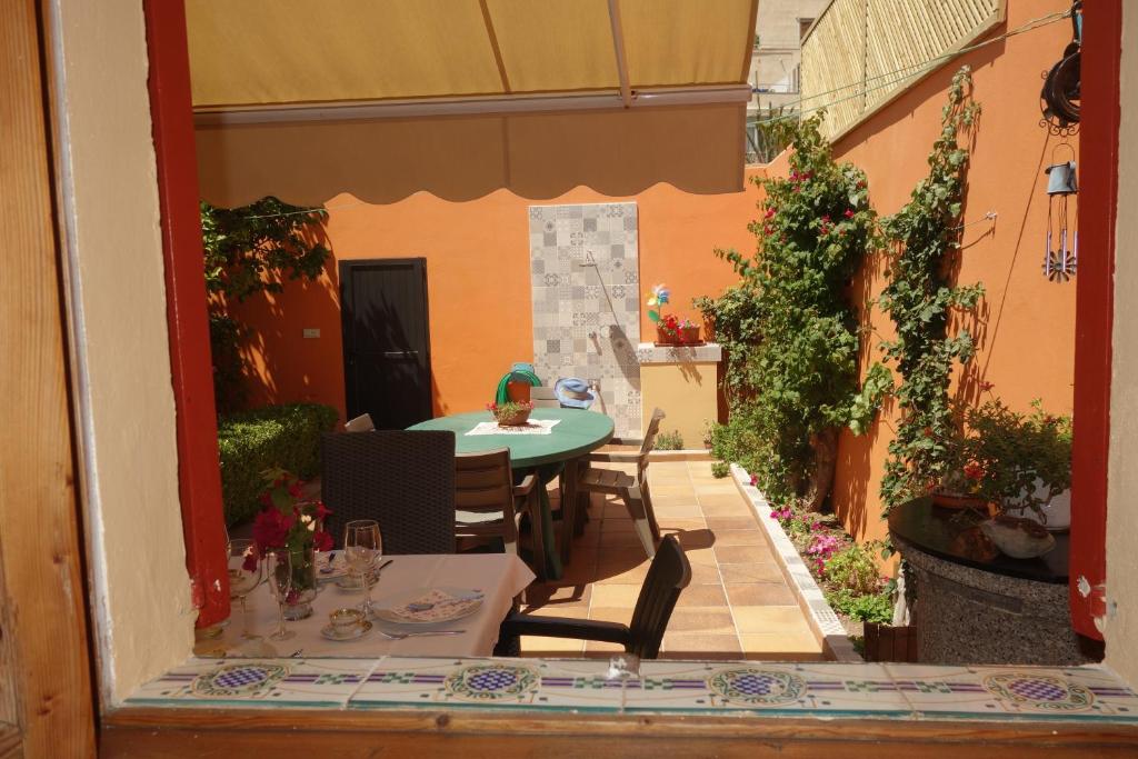 een patio met een tafel en stoelen in de achtertuin bij Es Llimoner des Molinar in Palma de Mallorca