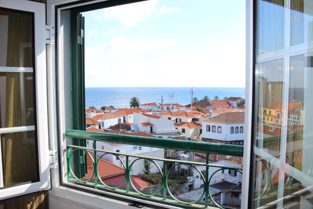 サンタ・クルーズにあるCasa dos Caseirosの市街の景色を望む窓
