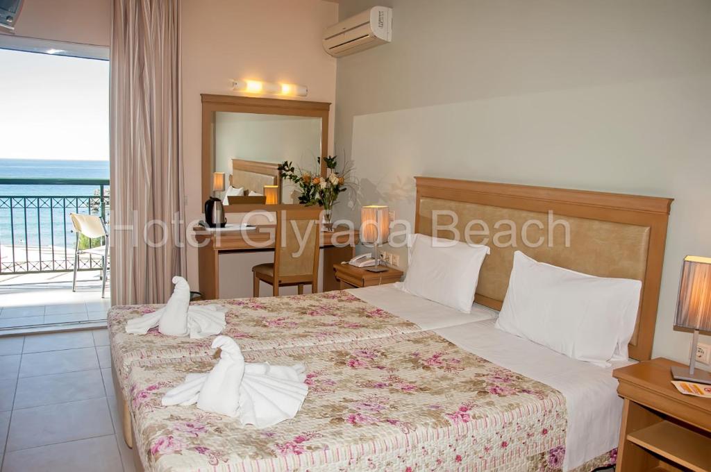 Postel nebo postele na pokoji v ubytování Glyfada Beach Hotel