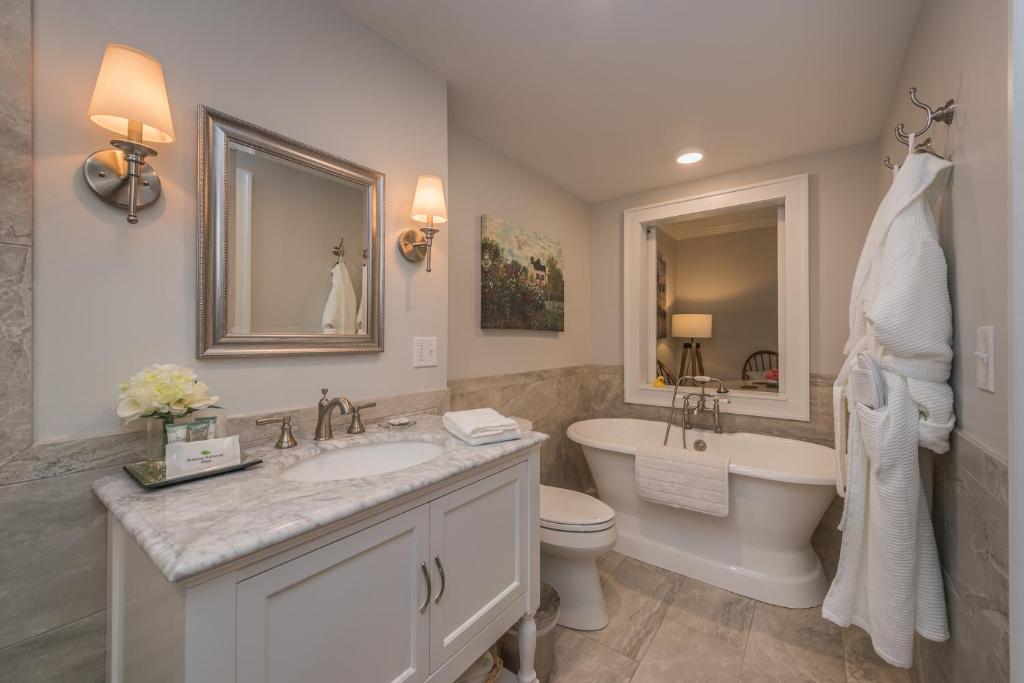 Harbor House Inn - Chambre Royale Avec Salle De Bain Spa
