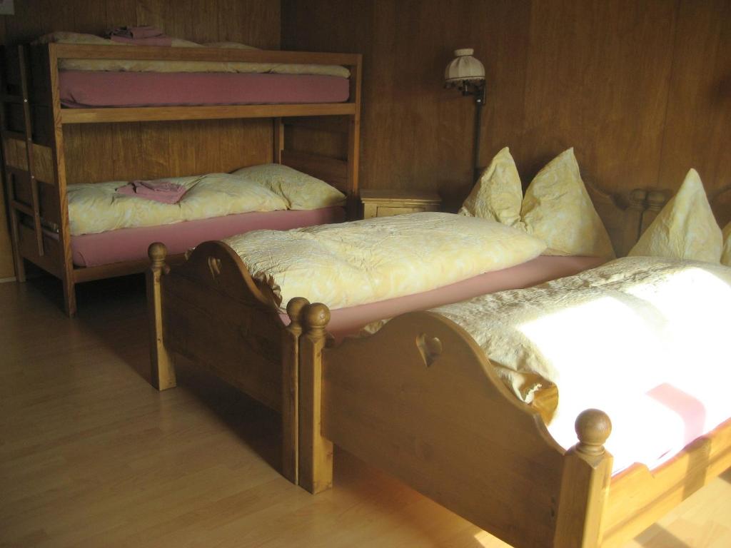 Postel nebo postele na pokoji v ubytování Logis de la Licorne