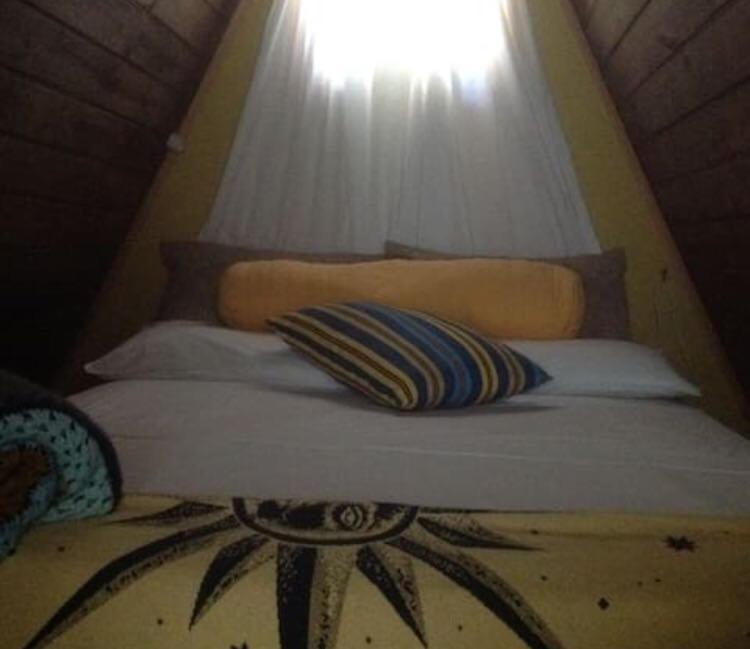 Giường trong phòng chung tại Chalés Sol e Lua