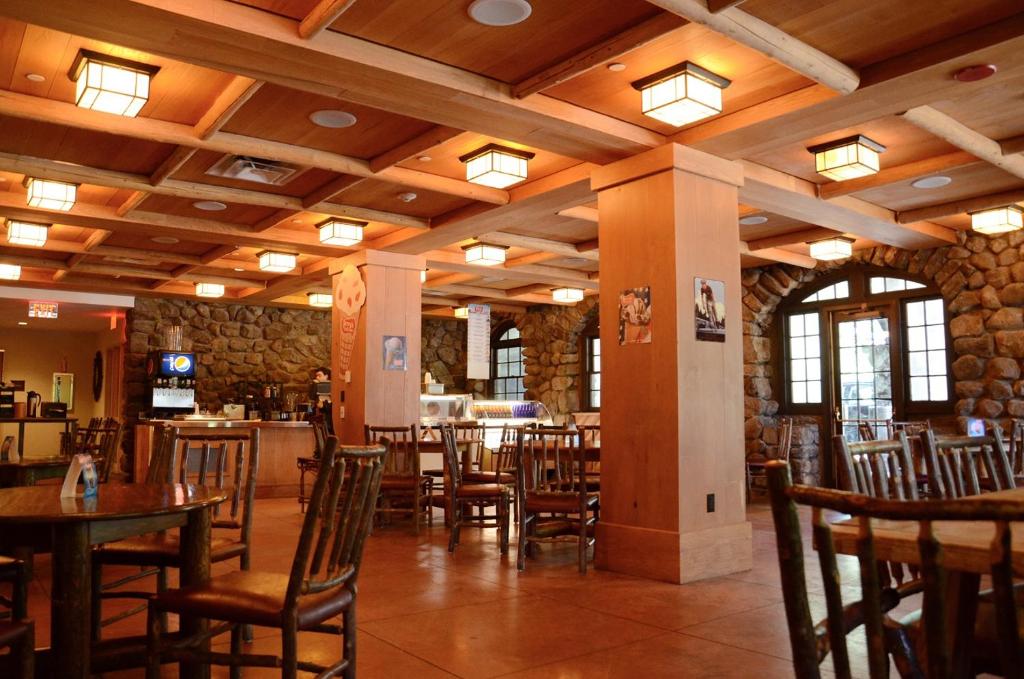 Restaurace v ubytování Overlook Lodge and Stone Cottages at Bear Mountain