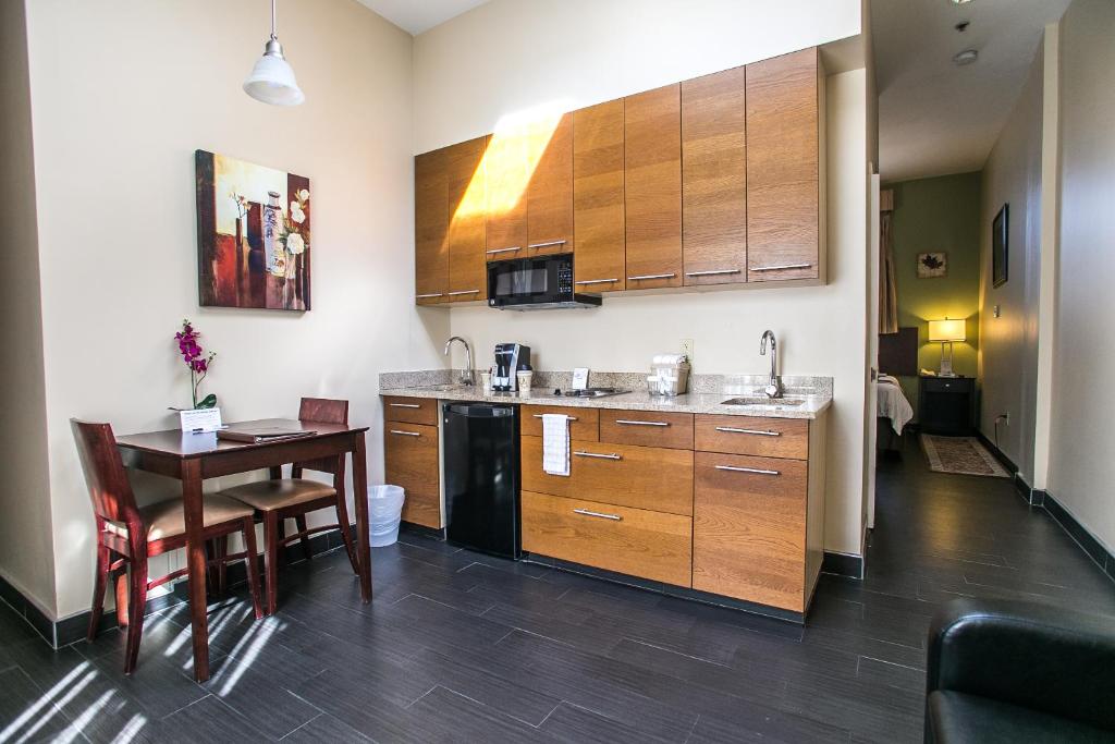 Pointe Plaza Hotel - Twin Suite