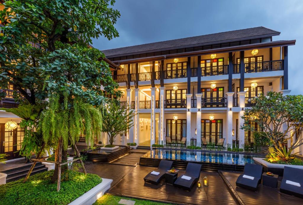 una vista exterior de una villa con piscina en Thai Akara - Lanna Boutique Hotel -SHA Extra Plus en Chiang Mai