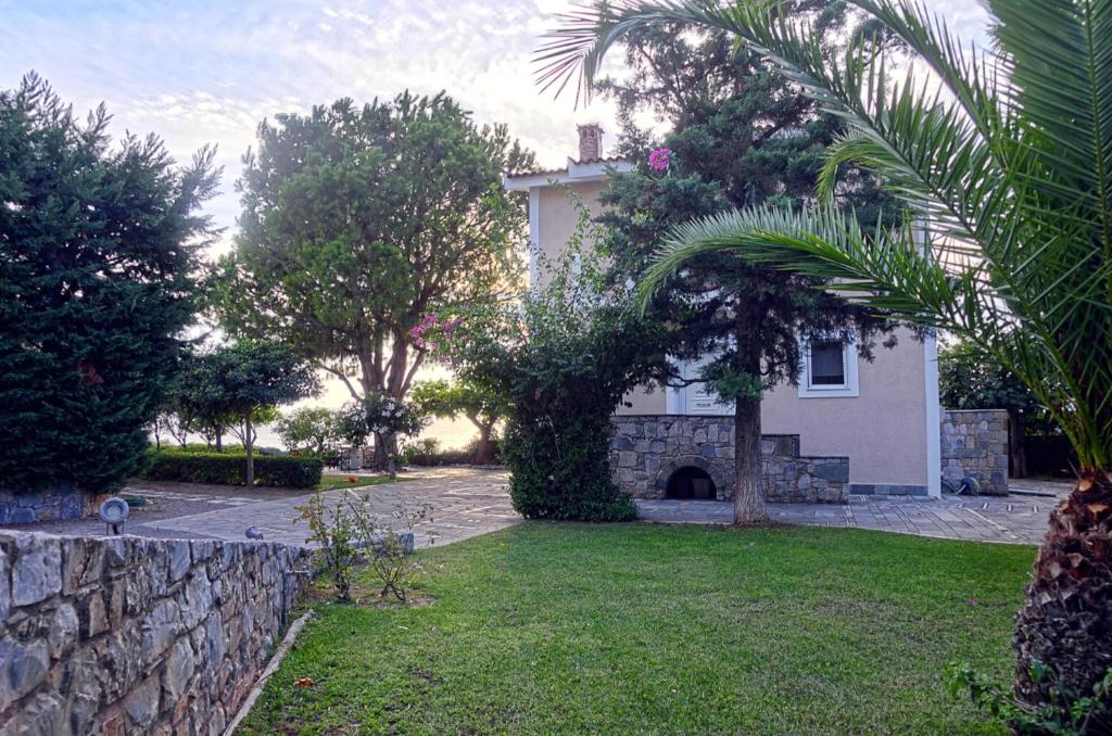 Vonkajšia záhrada v ubytovaní Messinian Blue Seaside Villa