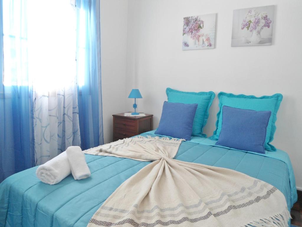 フンシャルにあるCity Apartmentのベッドルーム1室(青いベッド1台、青い枕付)
