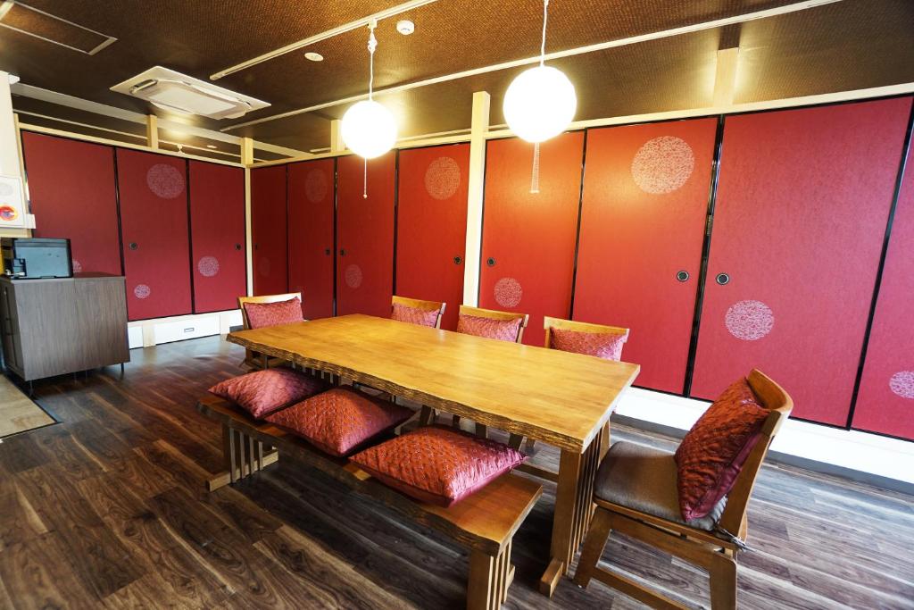 Izu no Ie UNO في إيتو: غرفة طعام مع طاولة وكراسي خشبية