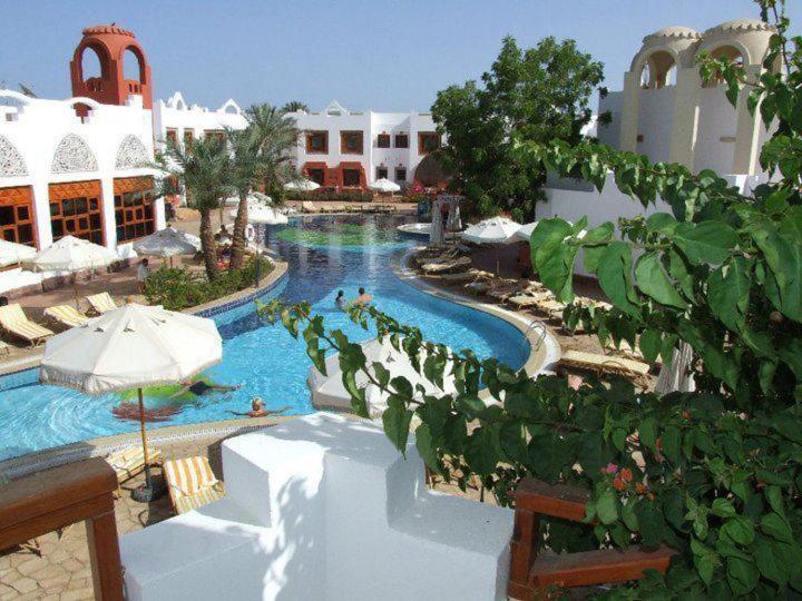 vista sulla piscina di un resort di Sharm Inn Amarein - Boutique Hotel a Sharm El Sheikh