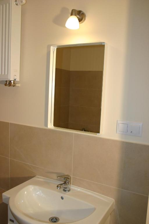 Noclegi Piastow - Triple Room With Shared Bathroom