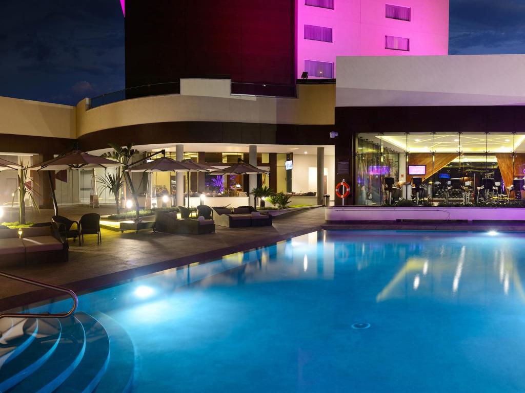 Bazén v ubytování HS HOTSSON Hotel Irapuato nebo v jeho okolí