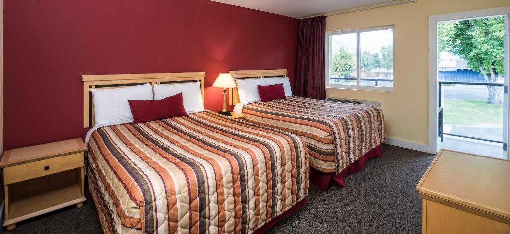 Postel nebo postele na pokoji v ubytování Sahara Courtyard Inn Penticton