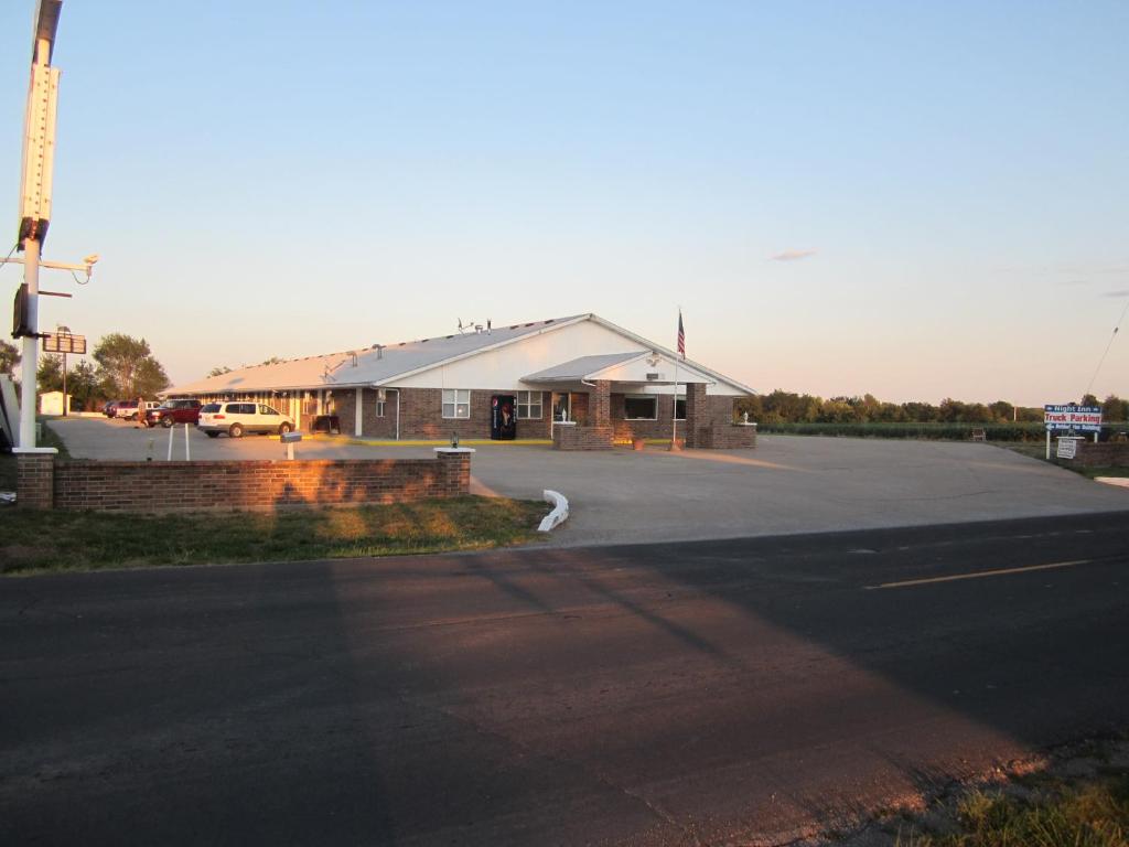 a building on the side of a road at Night Inn in Sweet Springs