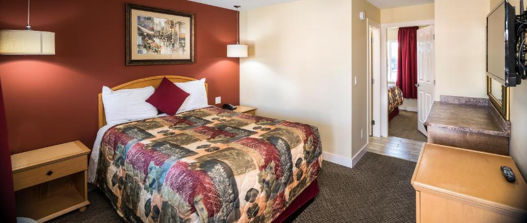 Postel nebo postele na pokoji v ubytování Sahara Courtyard Inn Penticton