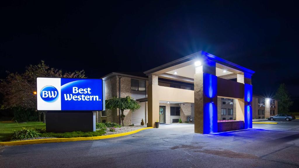 a best western sign in front of a building at Best Western Executive Inn- Mount Gilead in Pulaskiville