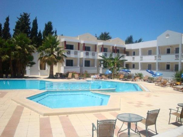 Bazén v ubytování Olgas Paradise Apartments nebo v jeho okolí