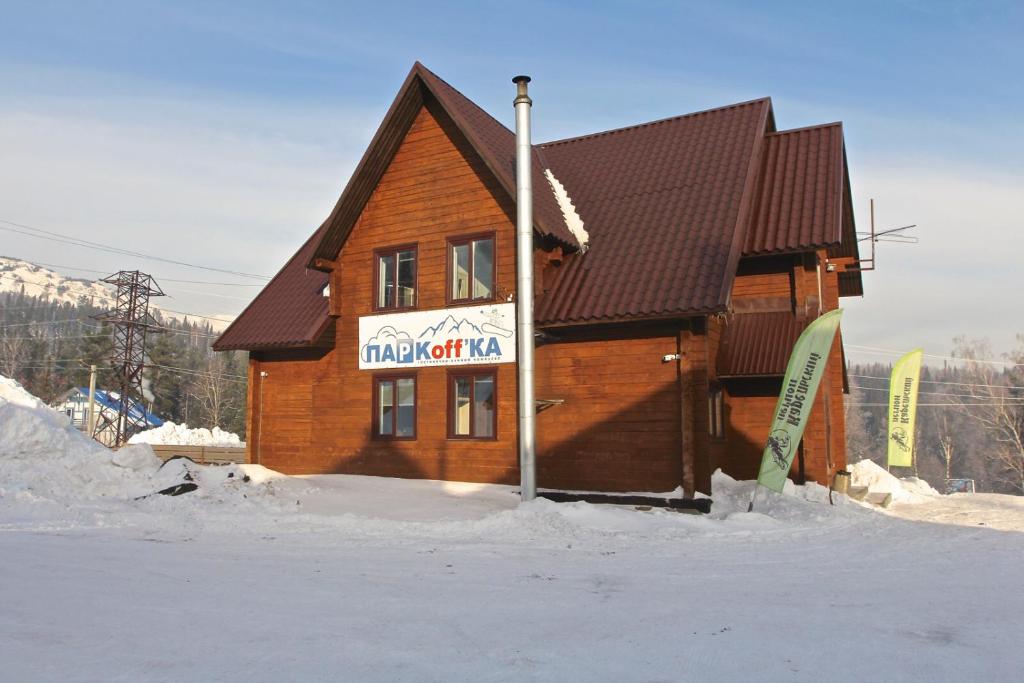 シェレゲシュにあるGBK PARKoffKAの雪の上に看板を載せた建物