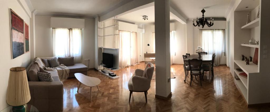 een woonkamer met een bank en een tafel bij Apartment near the Beach in Athene