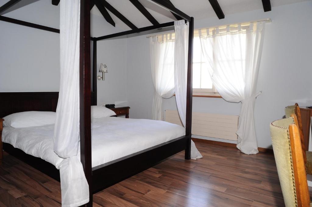 Postel nebo postele na pokoji v ubytování Hotel Schiff am See
