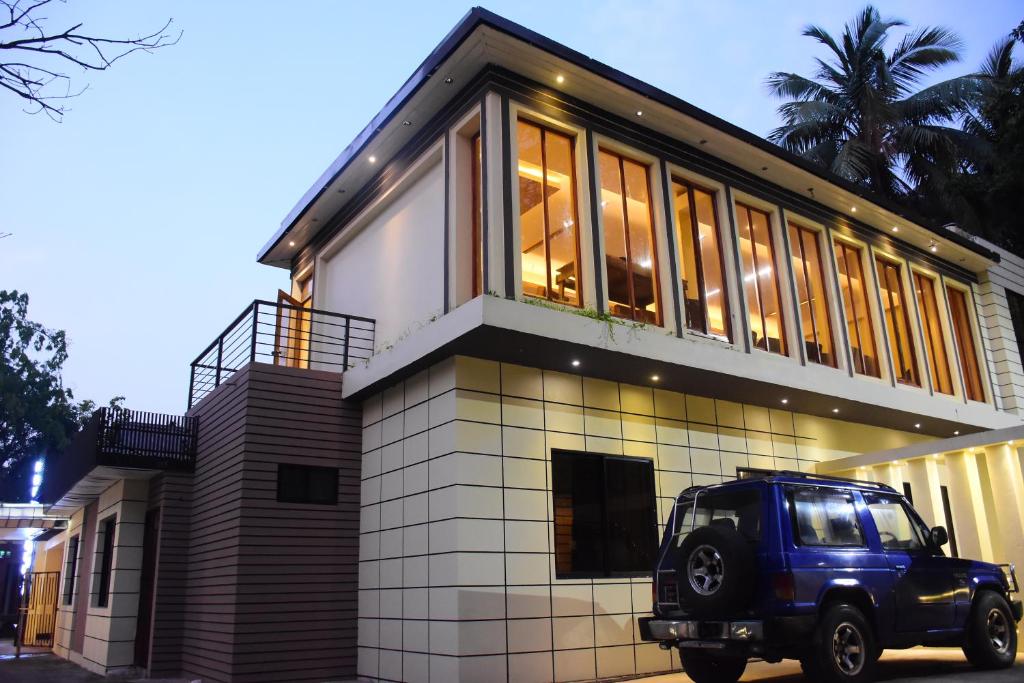 un jeep estacionado frente a una casa en Bottomhill Palace Hotel, en Sylhet