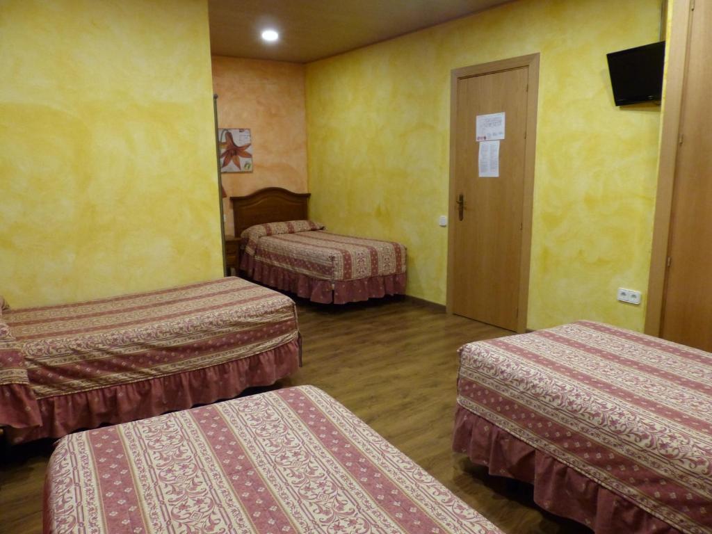 Postel nebo postele na pokoji v ubytování Hostal Vall D'Aneu by Arcas & Sambola
