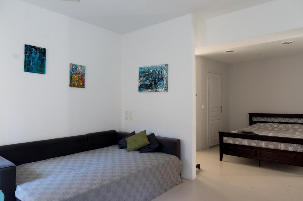 salon z kanapą i łóżkiem w obiekcie The Little Prince in Plaka w Atenach